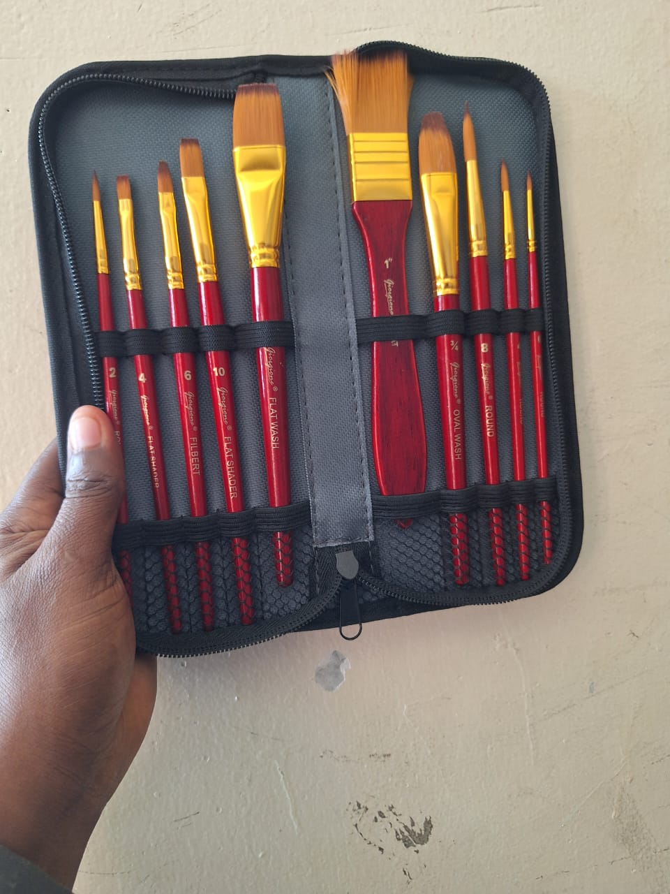 Painting Brush it is durable, rust-proof, conformal and practical, and has a long service life.
5 different spatula, make color matching easier and meet your different painting needs.
Reasonable curve