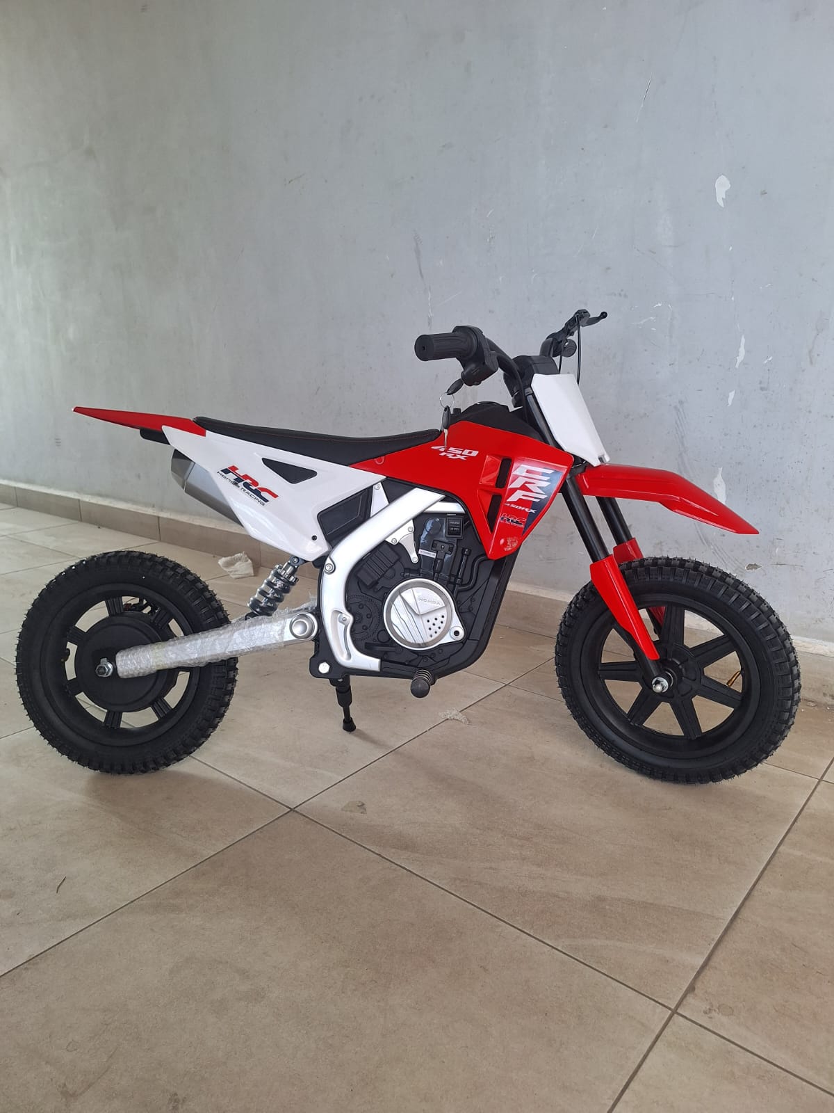 KIDS ELECTRIC MOTORBIKE – Power, Fun & Adventure for Ages 7+! Let your child experience the thrill of riding with this Electric Motorbike, designed for safety and durability.