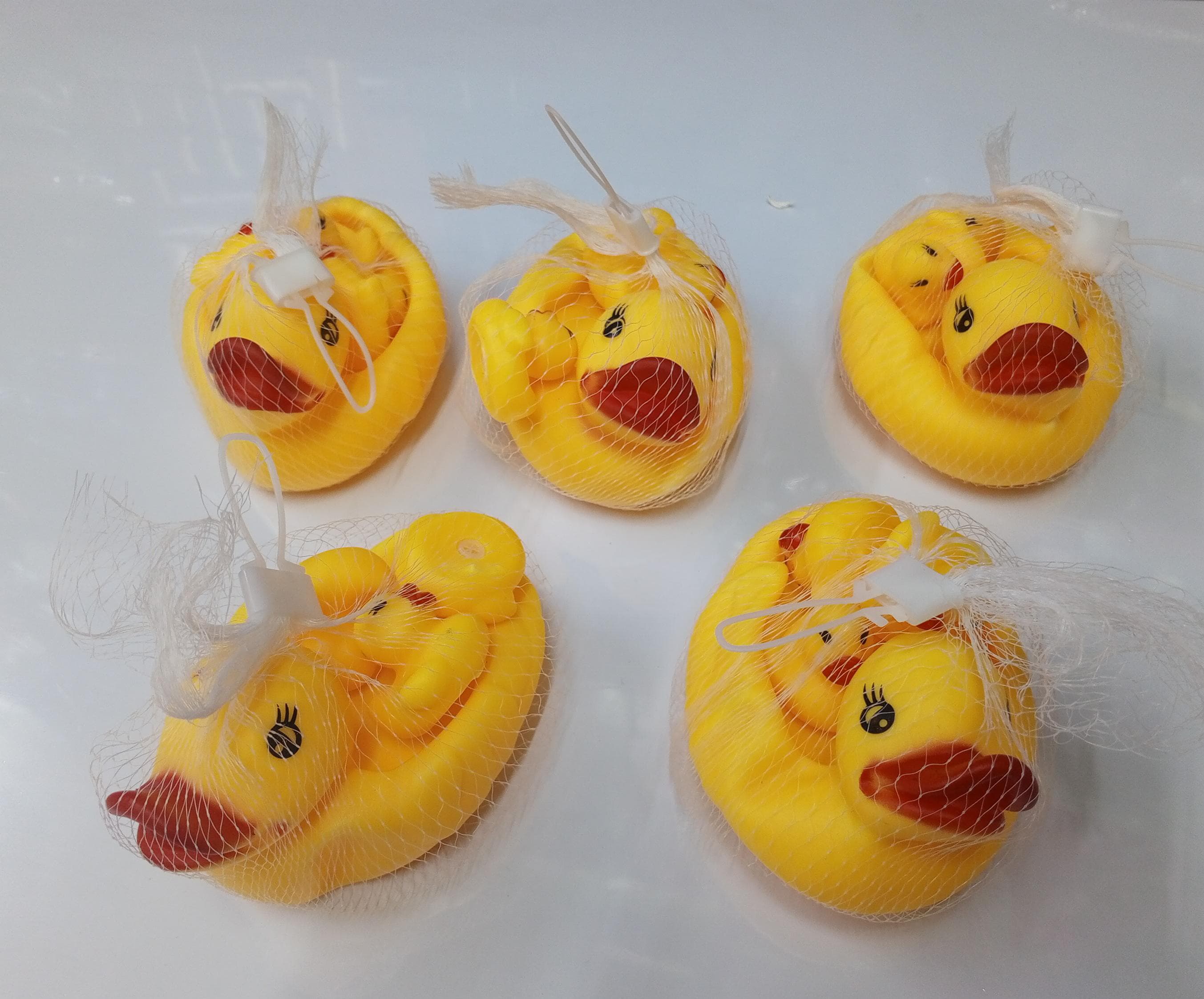 😇 TRANSFORM BATH TIME INTO FUN 🚿Set of 4 Duck Floating Bath Toys with Watertight Design(mother and 3 ducklings)This duck is made of eco-friendly and non-toxic PVC vinyl, which is biteable.