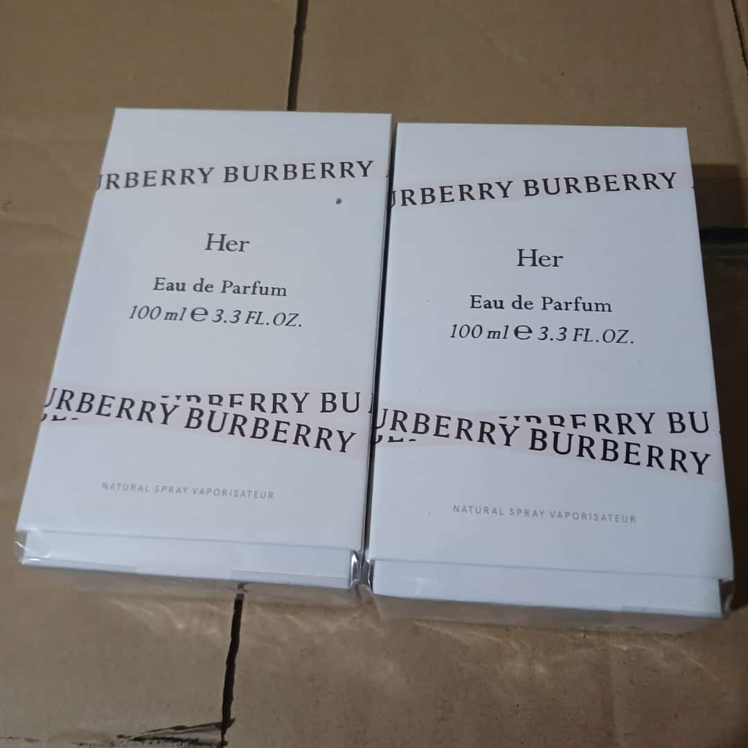 🌺🌺 CRISPY SMELLING 🌺🌺100Ml Burberry her Eau de Perfume.Burberryr Intense by Burberry is Floral Fruity . Top notes are Strawberry, Raspberry, Blackberry, Sour Cherry, Black Currant, Mandarin Orange