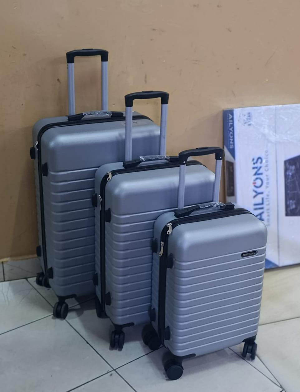 3 in 1 Luxurious Fibre Suitcase*
▪️Zipper closure frame.
▪️360 Easy-glide spinner wheels. 
▪️Telescopic handle system locks in multiple levels to adapt.
▪️Compression straps keep clothin