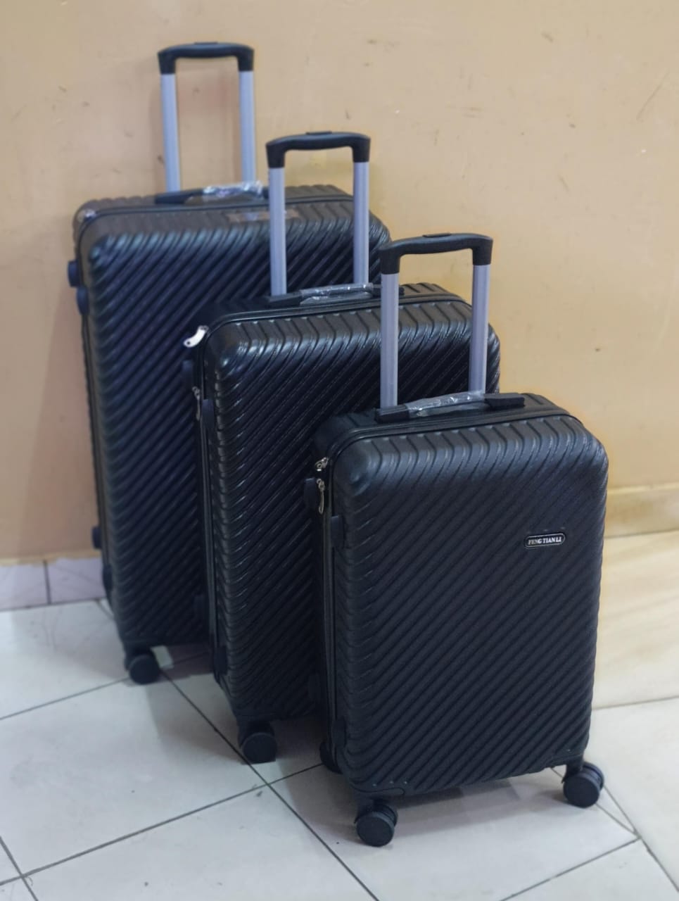 3 in 1 Luxurious Fibre Suitcase*
▪️Zipper closure frame.
▪️360 Easy-glide spinner wheels. 
▪️Telescopic handle system locks in multiple levels to adapt.
▪️Compression straps keep clothin