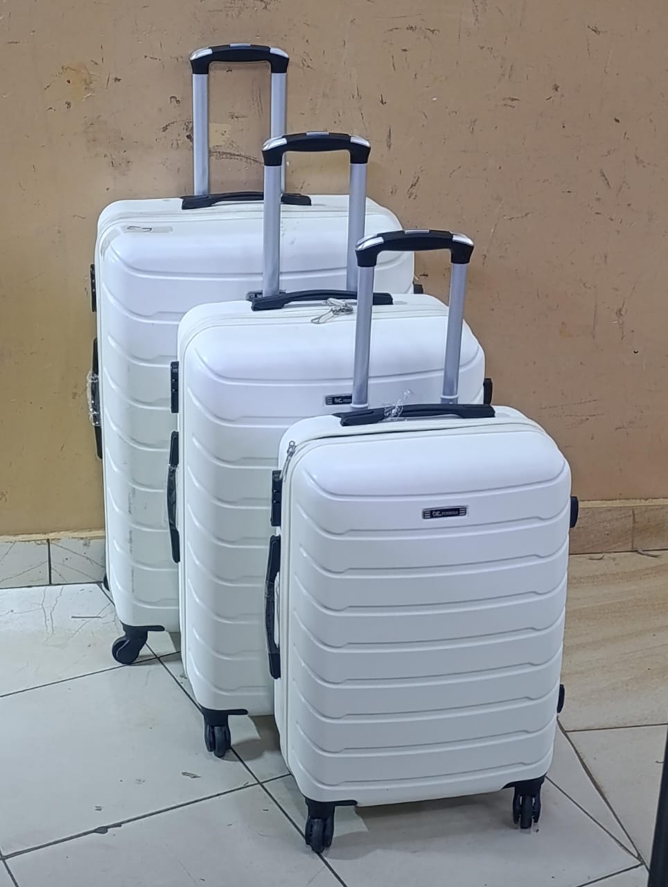 3 in 1 Luxurious Fibre Suitcase*
▪️Zipper closure frame.
▪️360 Easy-glide spinner wheels. 
▪️Telescopic handle system locks in multiple levels to adapt.
▪️Compression straps keep clothin