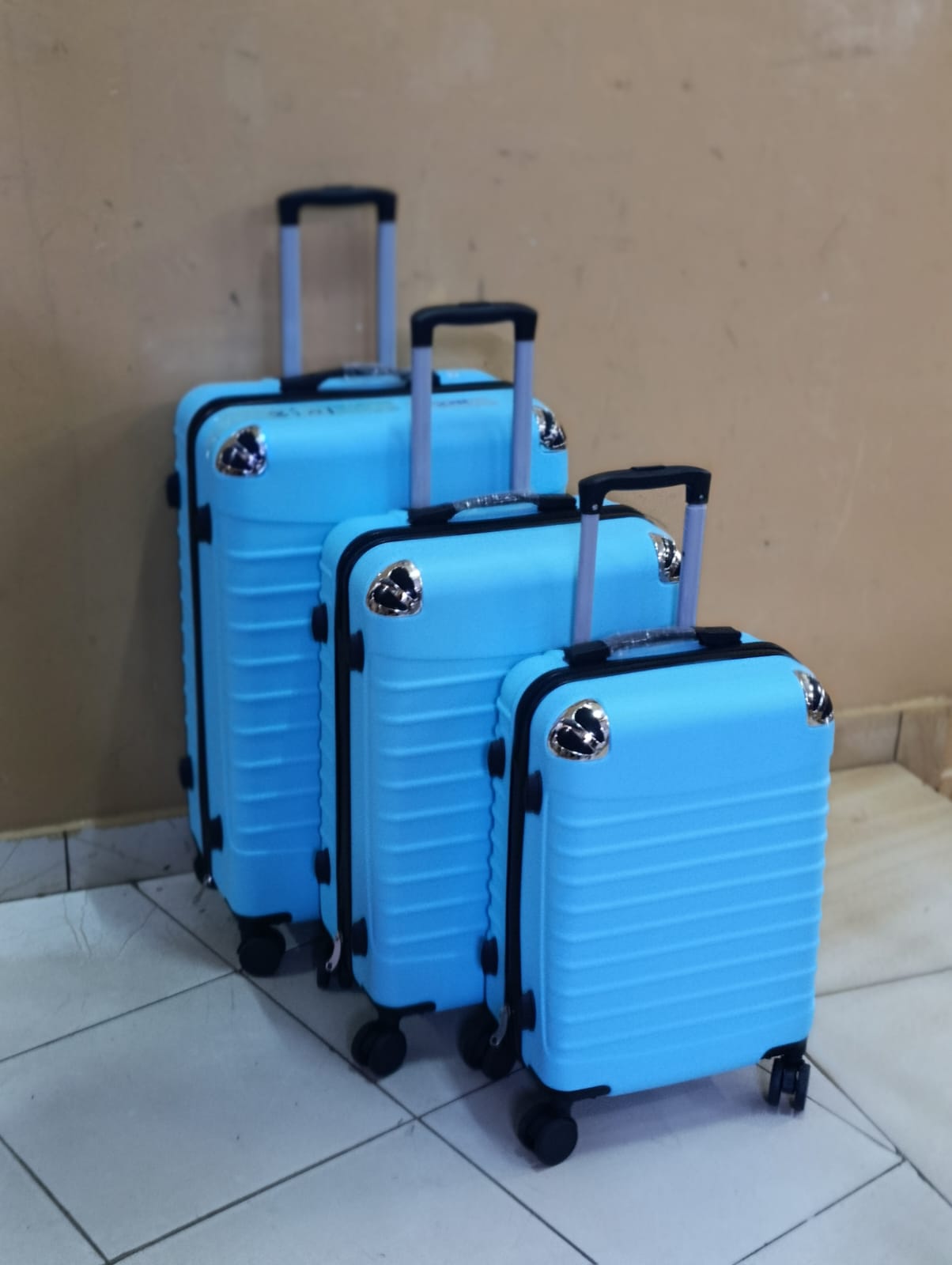 3 in 1 Luxurious Fibre Suitcase*
▪️Zipper closure frame.
▪️360 Easy-glide spinner wheels. 
▪️Telescopic handle system locks in multiple levels to adapt.
▪️Compression straps keep clothin