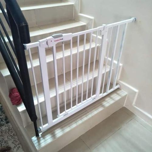 baby safety gate 76cm <>103cm
Easy Installation This pressure-installed baby gate does not require any tools and will not damage the wall, suitable for stairs, corridors. Even if you are holding a bab