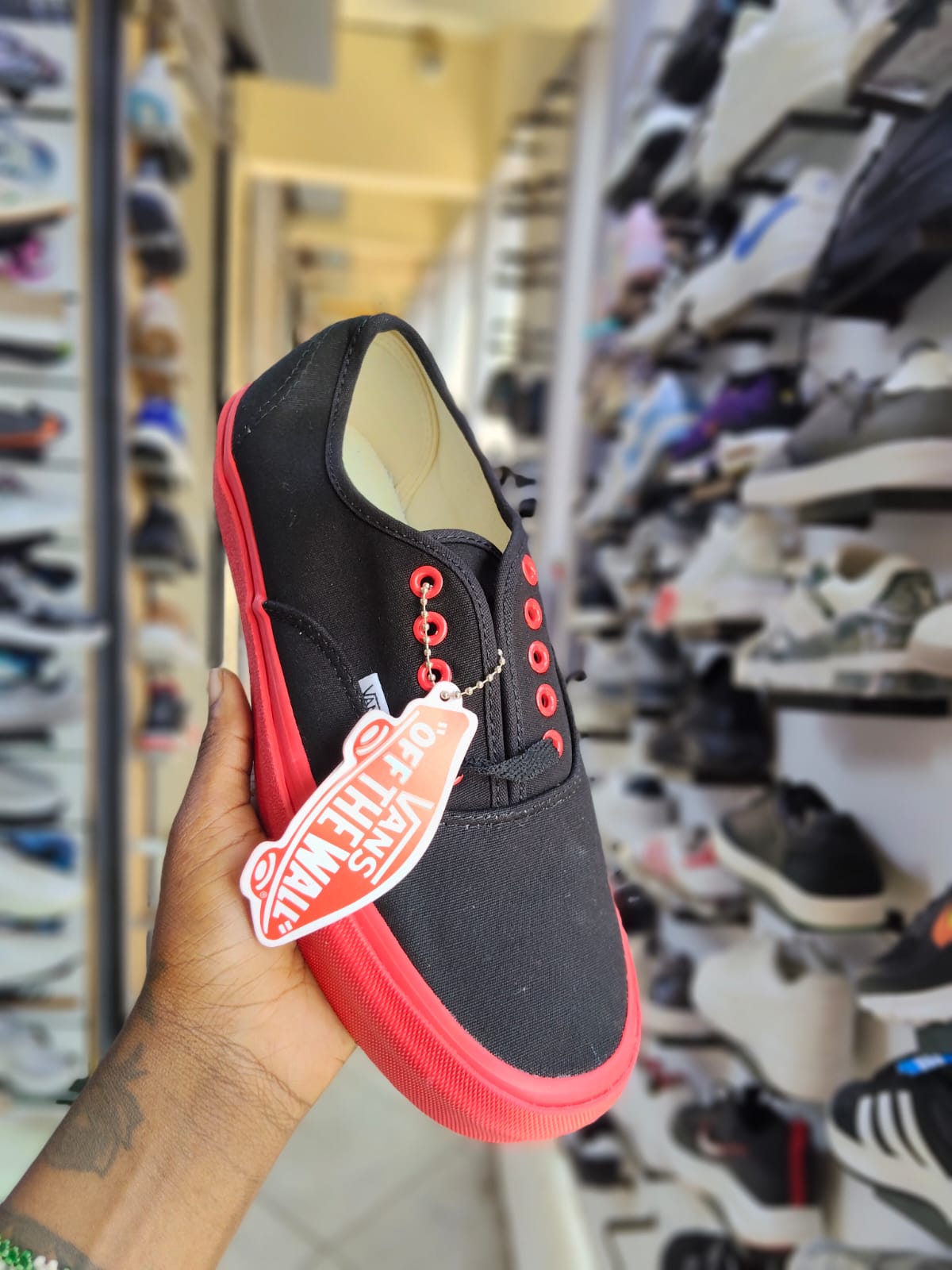 VANS MEN AND LADIEAS RUBBER SHOES