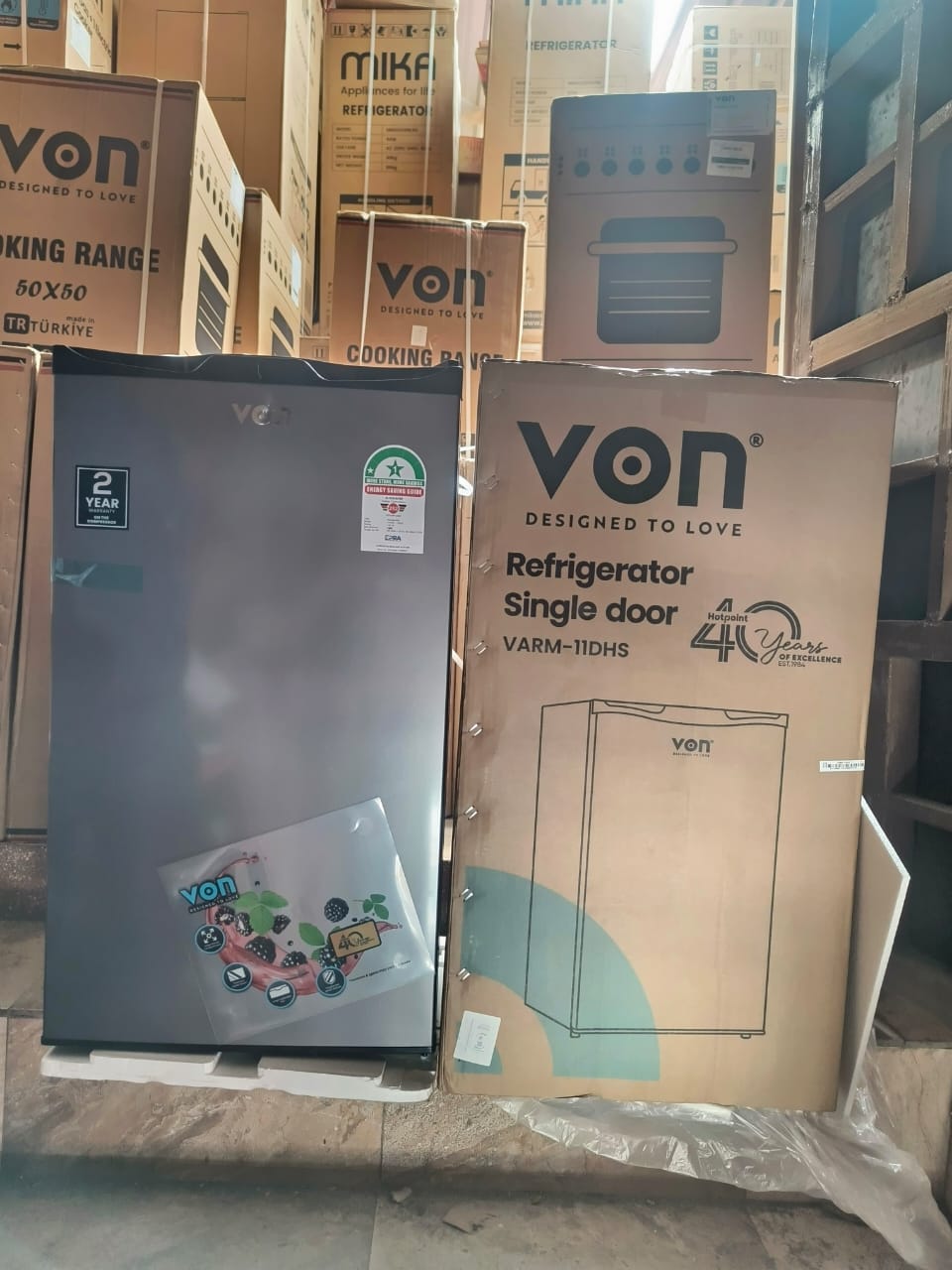 Von Refrigerator Single Door, model VARM-11DHS, manufactured by Hotpoint. The box also indicates "40 Years of Excellence" for the Hotpoint brand.
This is a direct cool, single-door refrigerator. 
It h