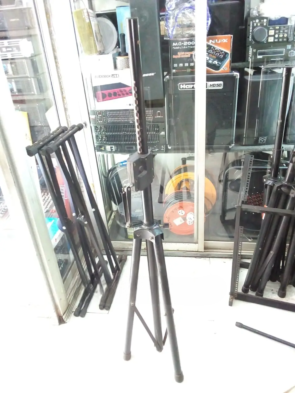 Speaker Stand – Adjustable Heavy-Duty Speaker Stand for Home, Studio, DJ & Events. Designed to provide stable support and optimal sound projection.