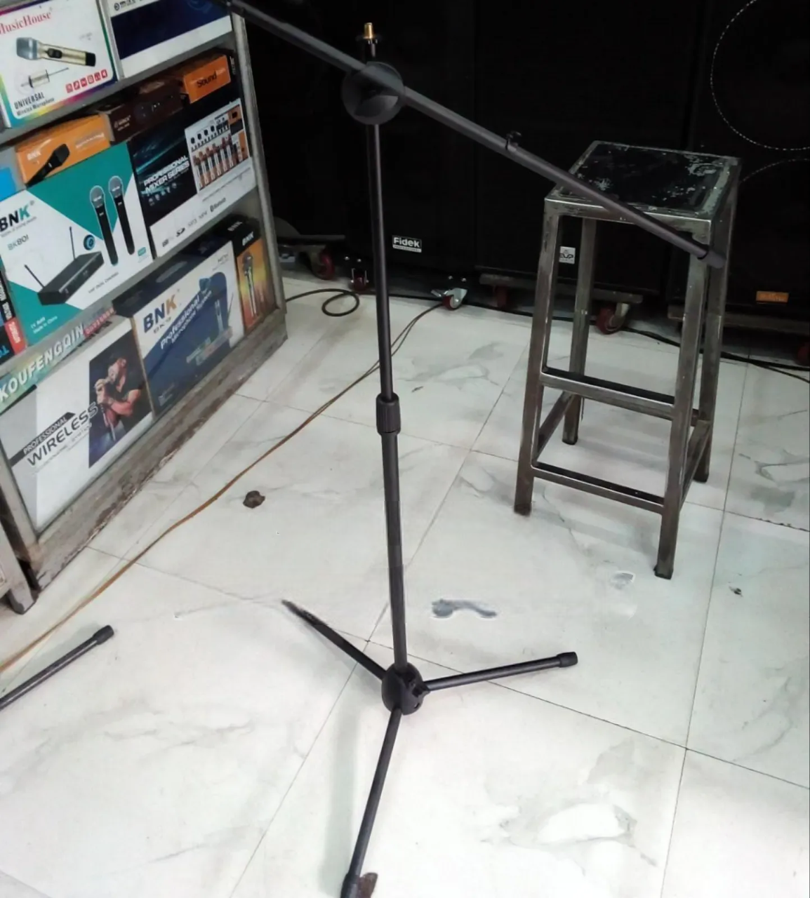 Professional Adjustable Microphone Stand – Heavy-Duty Metal Boom Stand for Studio Recording, Podcasting, Live Stage & Broadcasting.