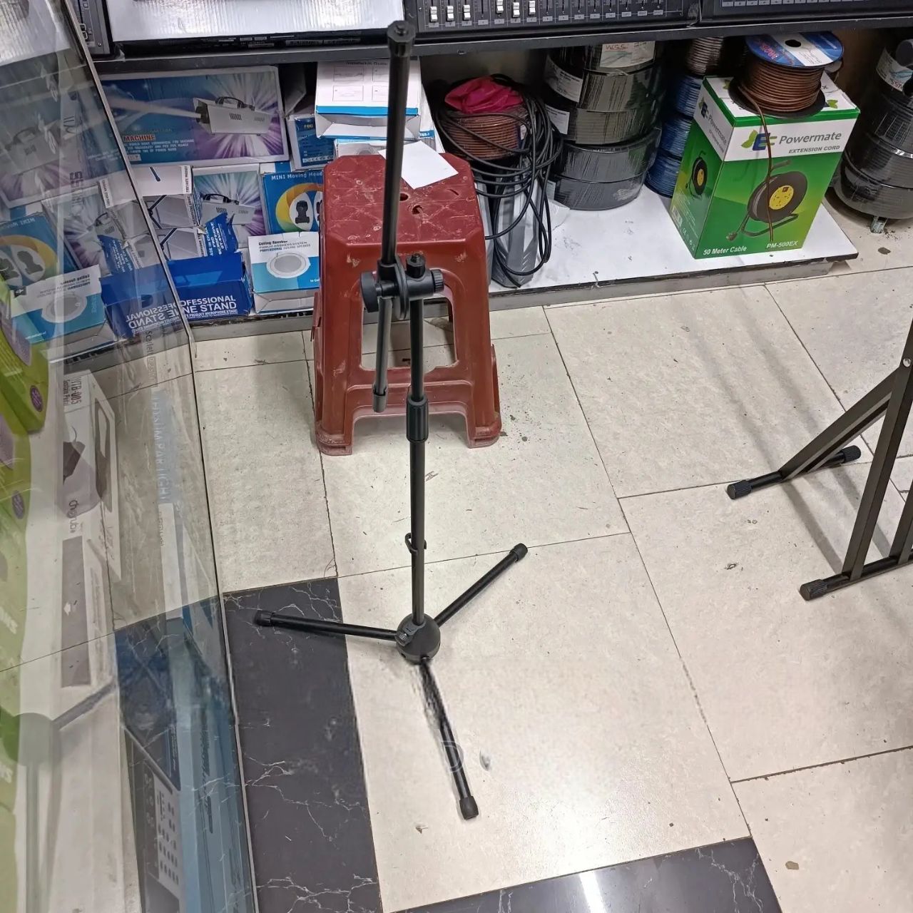 Professional Adjustable Microphone Stand – Heavy-Duty Metal Boom Stand for Studio Recording, Podcasting, Live Stage & Broadcasting.