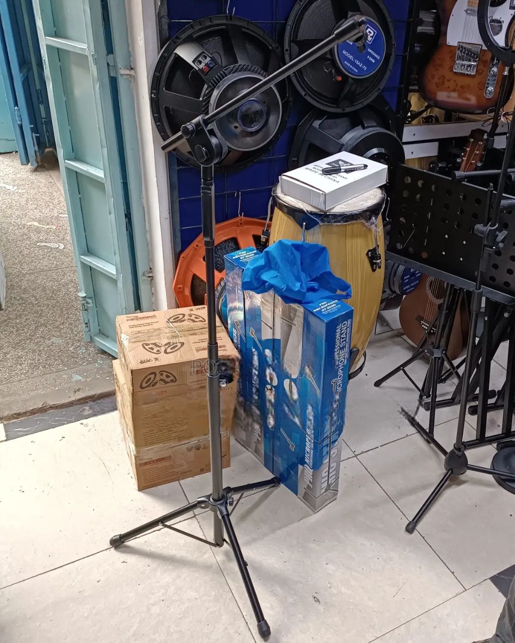 Professional Adjustable Microphone Stand – Heavy-Duty Metal Boom Stand for Studio Recording, Podcasting, Live Stage & Broadcasting.