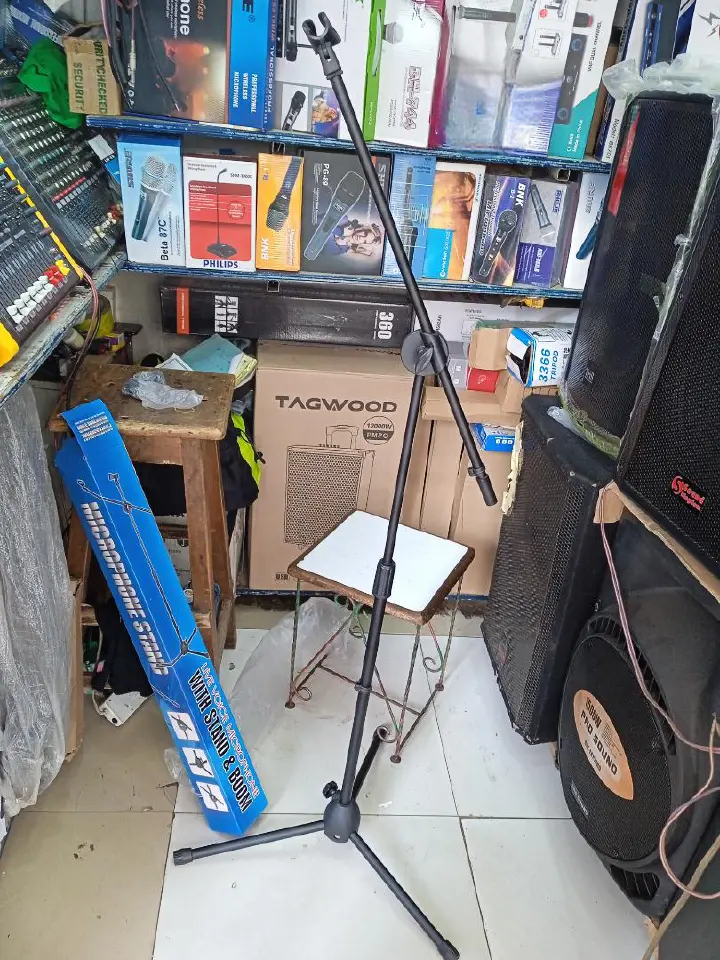 Professional Adjustable Microphone Stand – Heavy-Duty Metal Boom Stand for Studio Recording, Podcasting, Live Stage & Broadcasting.