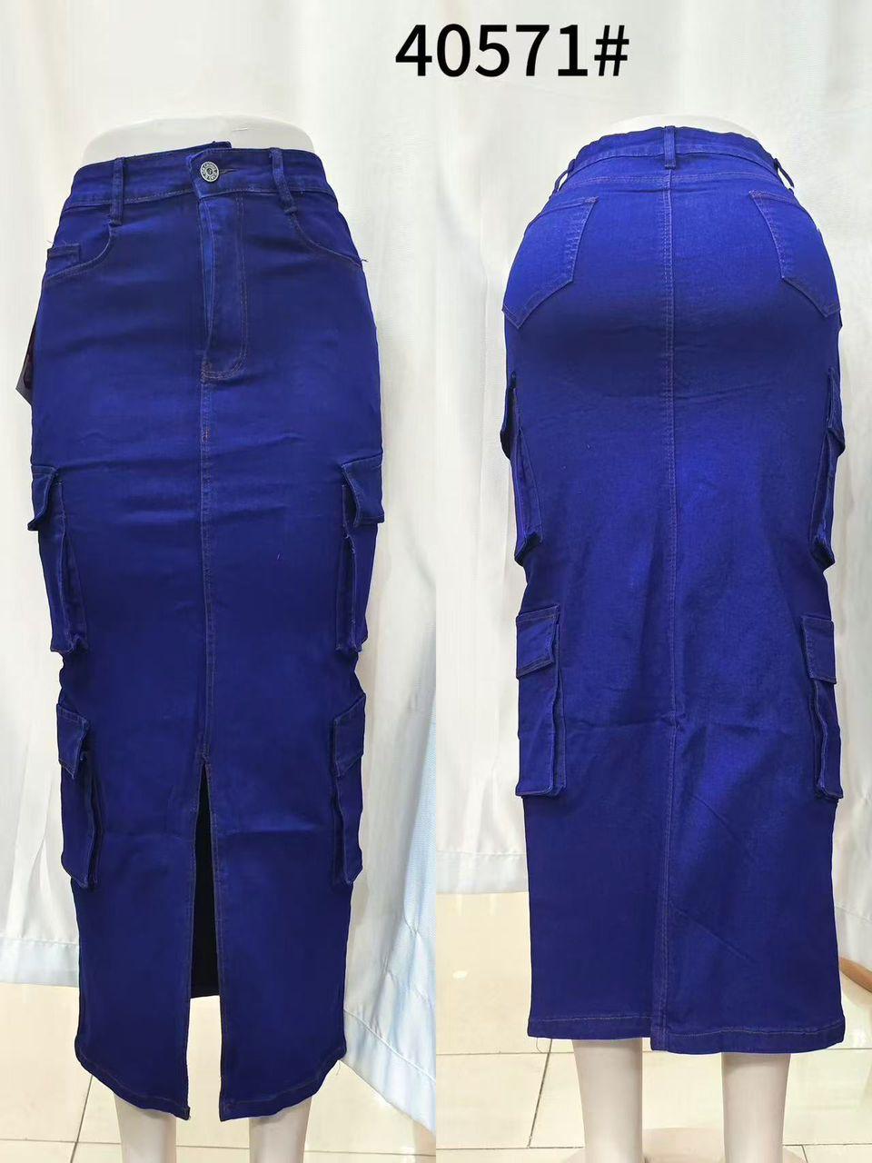 blue denim cargo skirt. 
This type of skirt is characterized by:
Material: Made from denim fabric, similar to jeans. 
Style: Features multiple utility pockets, typically on the sides, characteristic o