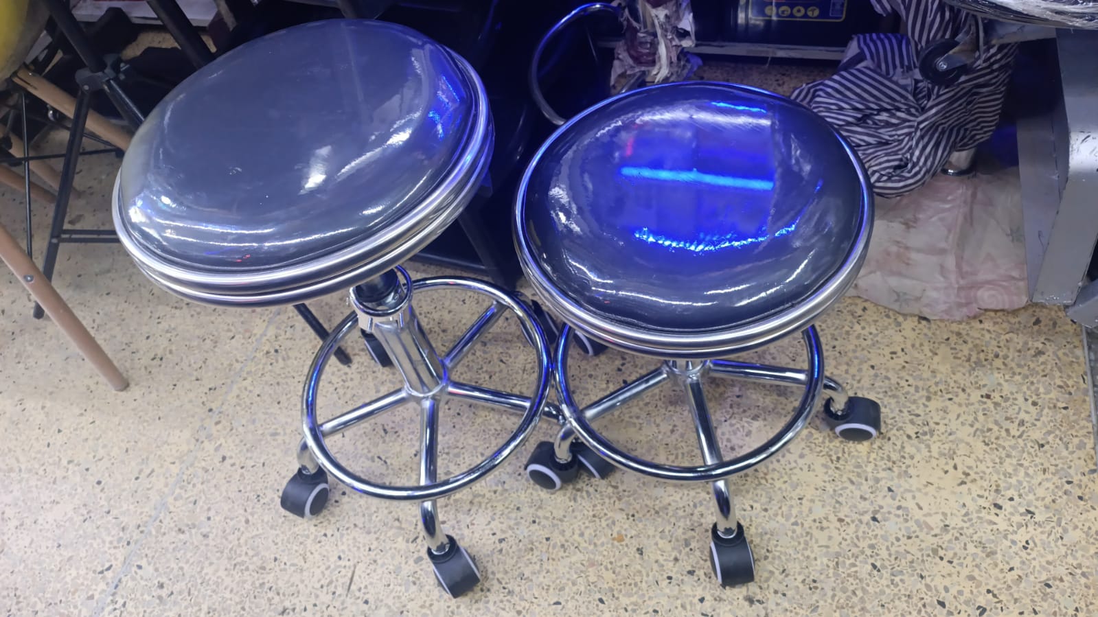 Pedicure Stool – Comfort, Style & Professional Support
Upgrade your salon experience with this practical and comfortable pedicure stool, designed for both professionals and home use. It features a str