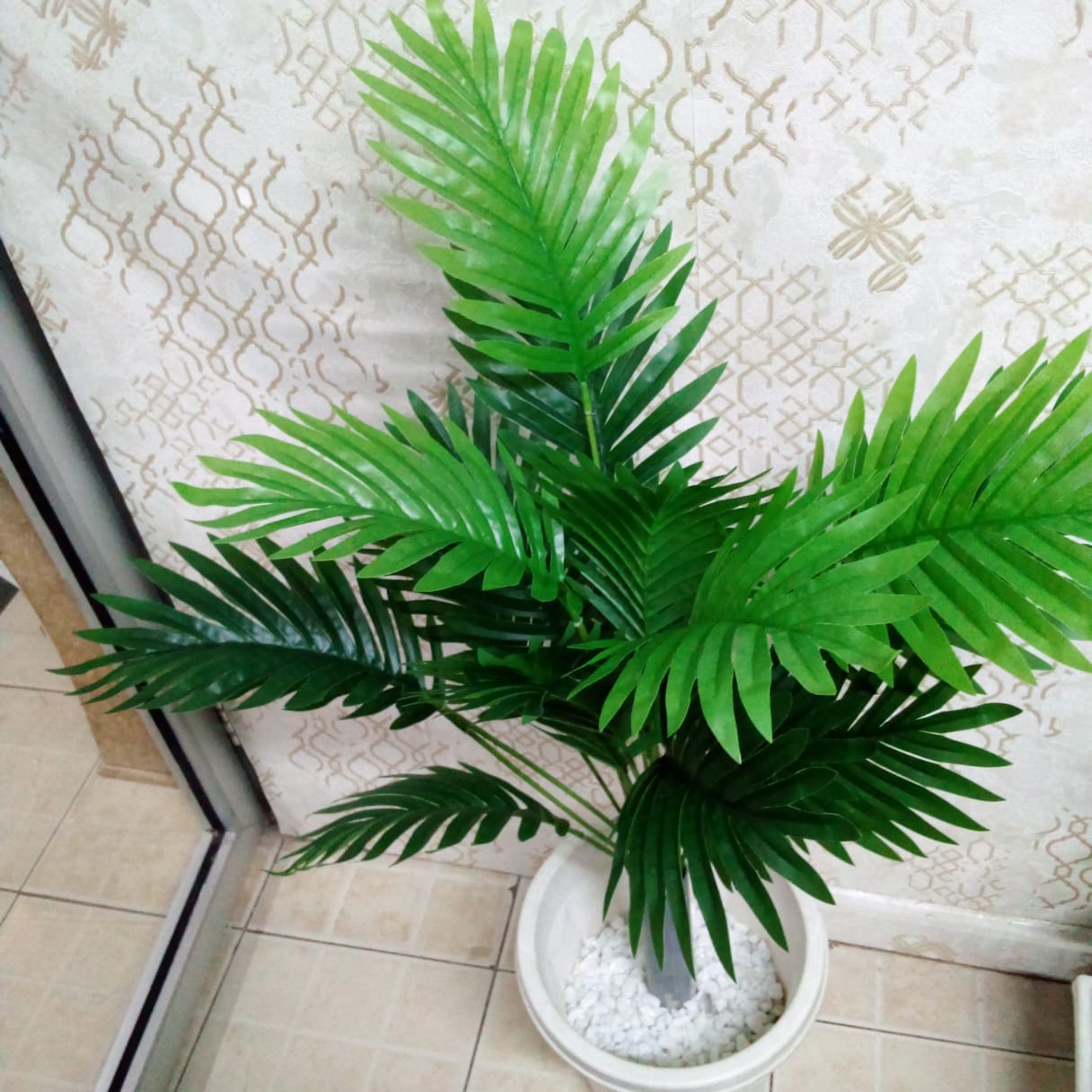 Palm 80cm comes with vase and pebble stones