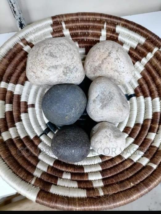 Riverbed stones 30kg bag black or cream white