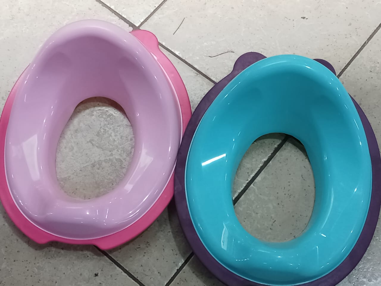 POTTY TRAINER. Children's Toilet Seat - Potty Training Seats For Boys And Girls With Splash Guard, non-slip edges so that your child does not fall over, designed to fit almost all standard toilets