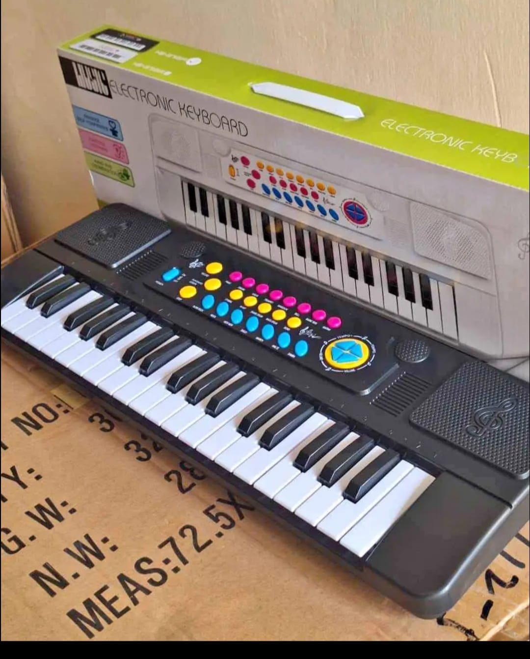 KEYBOARD. 37 keys Electronic keyboard with  charging cable and microphone, smooth edge design, 8 kinds of voices,8 kinds of rhythm,6 demonstration tracks,Recording playback, recording function.