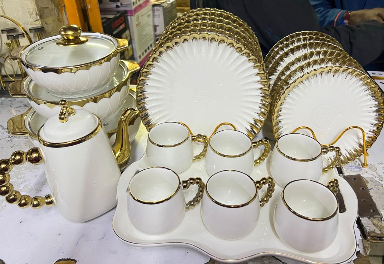 23 pcs dinner set,23 pcs gold ring dinner set ceramic . 6 pcs 10 inch dinner plates . 6 inch 8 inch side plates 3 pcs soup pot 3L ,2.5L and 1.5 L , tray 6 mugs 250 ml jur 1.5 L