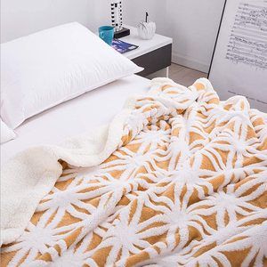 Warm Sherpa Patterned Blanket – Soft Plush Throw for Bed, Sofa, and Home Comfort, 6x6 Feet Cozy Fleece Blanket for Winter, All-Season Use, Stylish Home Décor