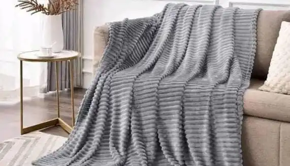 High Quality Super Soft Fleece Throw Blanket – Cozy Warm Lightweight Sofa Bed Blanket for All Seasons, Soft Plush Throw for Home, Travel, Living Room, and Bedroom Comfort