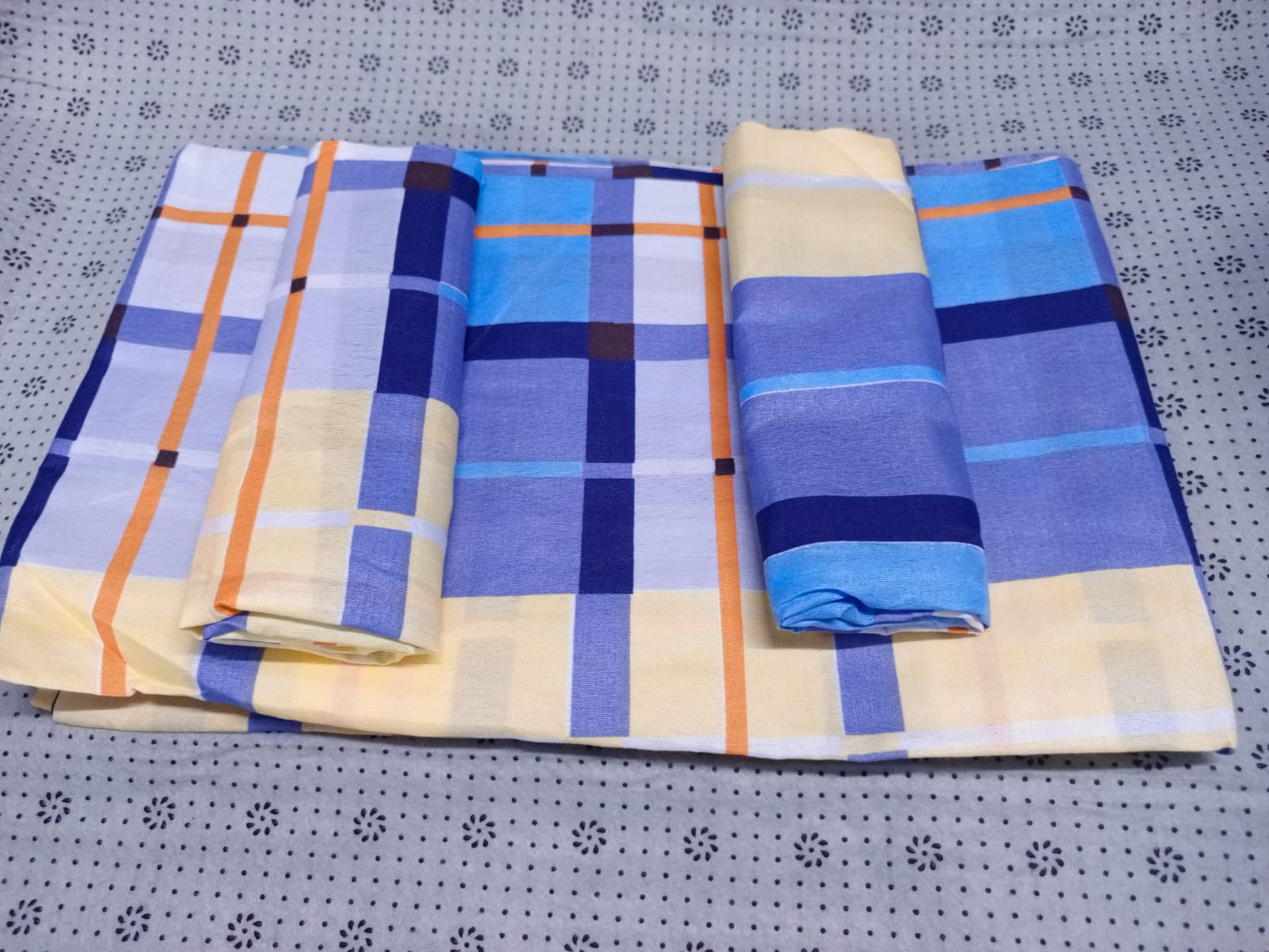 4*6 4 Pcs Bedsheet Sets ( 2 Pcs Bedsheet, 2 Pcs Pillowcases)Comfortable and Available in Different Designs