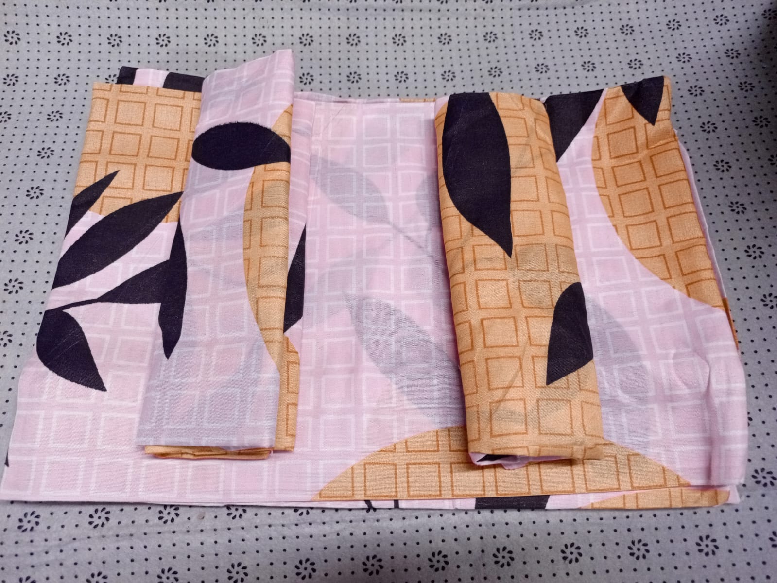 4*6 4 Pcs Bedsheet Sets ( 2 Pcs Bedsheet, 2 Pcs Pillowcases)Comfortable and Available in Different Designs