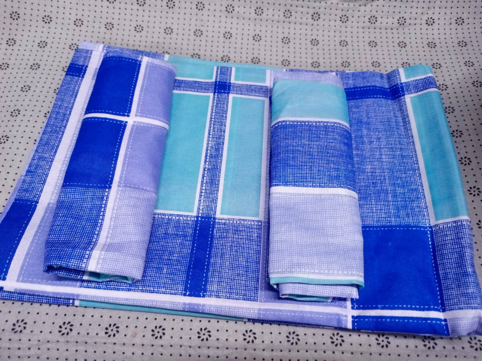 4*6 4 Pcs Bedsheet Sets ( 2 Pcs Bedsheet, 2 Pcs Pillowcases)Comfortable and Available in Different Designs