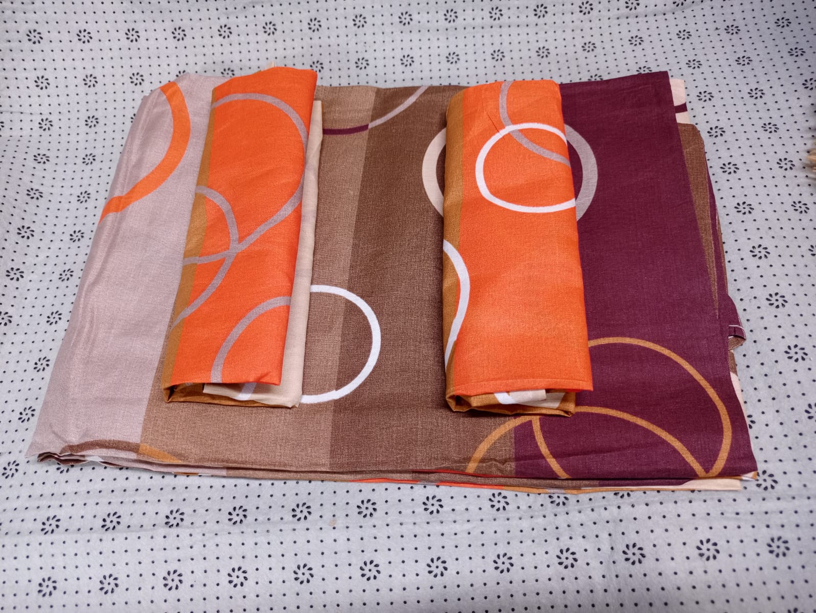4*6 4 Pcs Bedsheet Sets ( 2 Pcs Bedsheet, 2 Pcs Pillowcases)Comfortable and Available in Different Designs