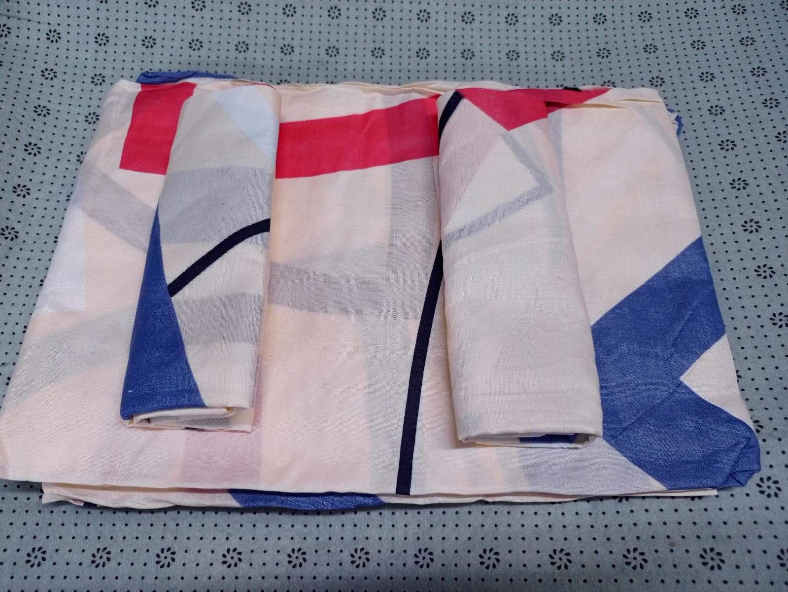 4*6 4 Pcs Bedsheet Sets ( 2 Pcs Bedsheet, 2 Pcs Pillowcases)Comfortable and Available in Different Designs