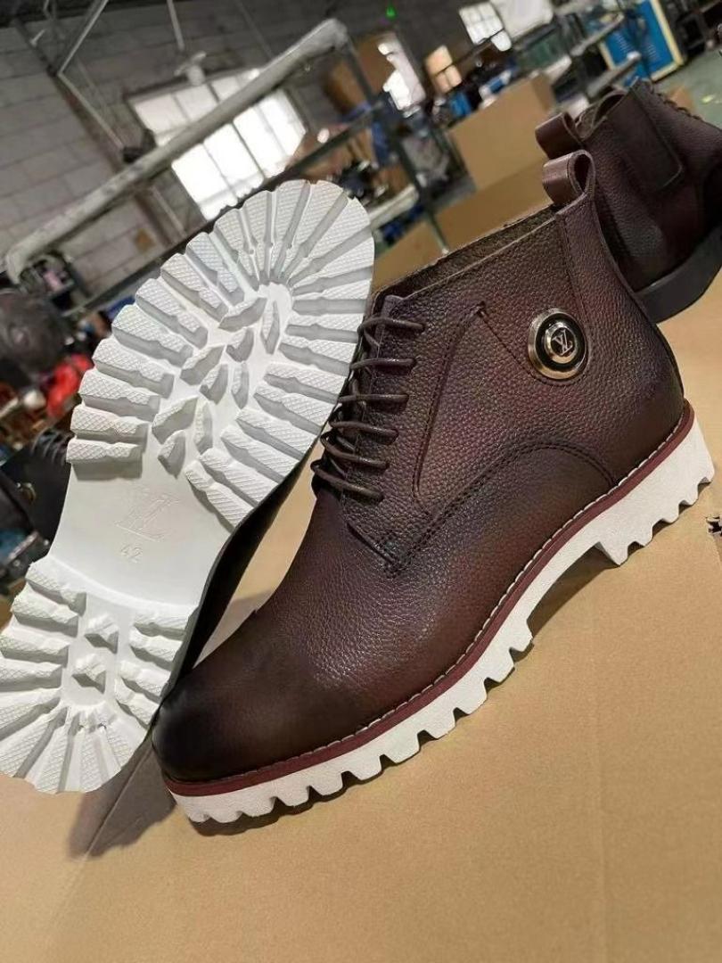 ORIGINAL  LOUIS VUITTON LV LEATHER CHELSEA BOOTS, VERY CLASSY AND FASHIONABLE, OFFICIAL BOOTS, CASUAL BOOTS.
