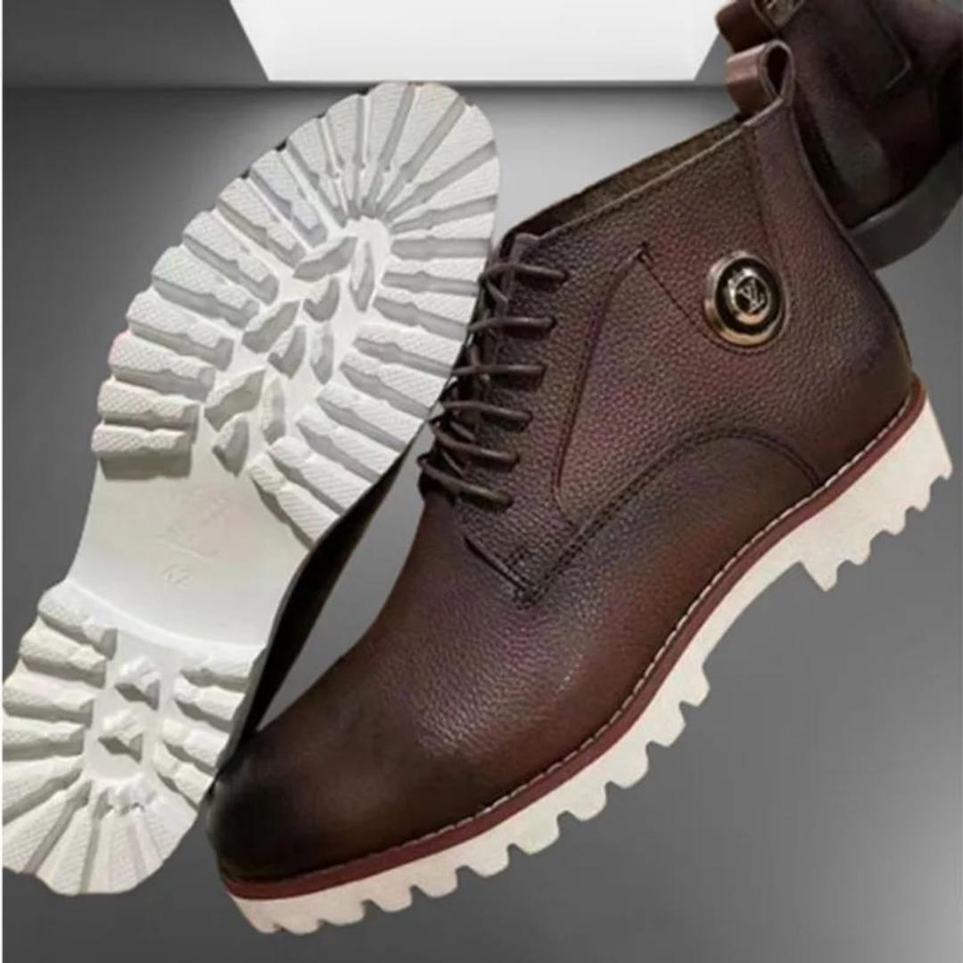 ORIGINAL  LOUIS VUITTON LV LEATHER CHELSEA BOOTS, VERY CLASSY AND FASHIONABLE, OFFICIAL BOOTS, CASUAL BOOTS.