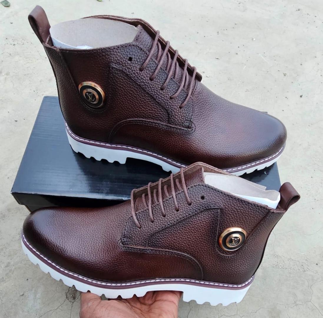 ORIGINAL  LOUIS VUITTON LV LEATHER CHELSEA BOOTS, VERY CLASSY AND FASHIONABLE, OFFICIAL BOOTS, CASUAL BOOTS.