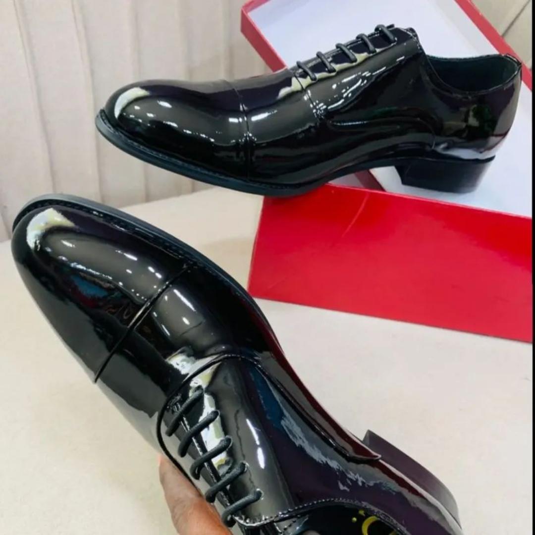 ORIGINAL WET LOOK BLACK MENS OFFICIAL BARNISHED LEATHER, OFFICE AND BLACK PANTENT CASUAL OXFORDS SHOES, VERY CLASSY AND FASHIONABLE, OFFICIALS, CASUAL BOOTS.