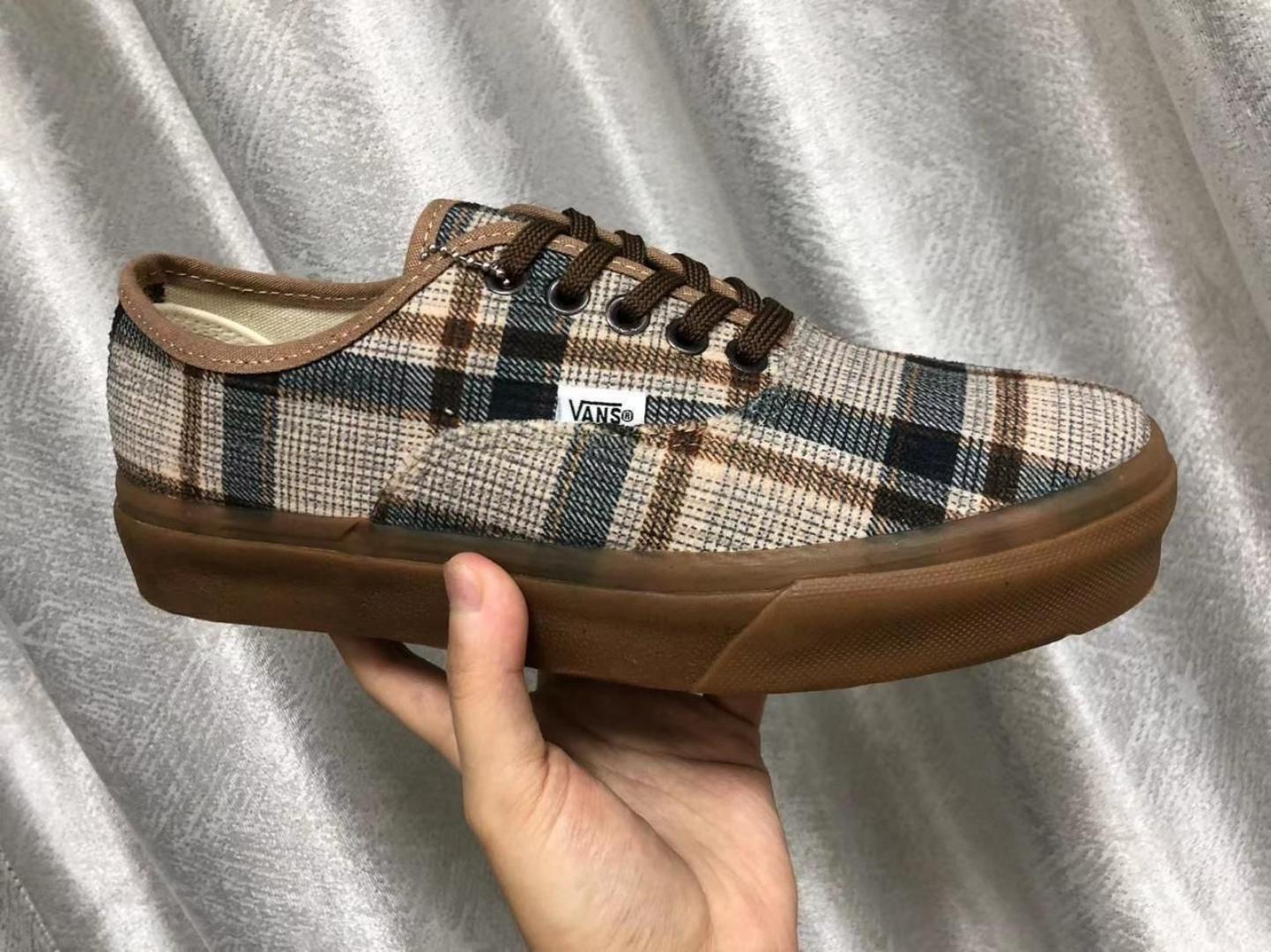 NEW ARRIVAL VANS OF THE WALL, CUSTOMIZED VANS, CASUAL RUBBERS, LACE UP, VERY COMFORTABLE AND DURABLE RUBBER SHOES. BEST SHOP FOR VANS, MENS RUBBERS, WOMEN RUBBERS