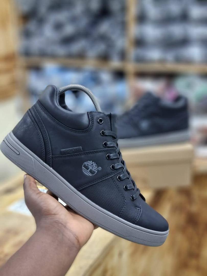 ORIGINAL LEATHER TIMBERLAND CLASSIC CASUALS SHOES, BLACK CASUAL AND OFFICIAL SHOES  (BEST SHOP FOR LOAFERS, OFFICIALS, CASUALS, SNEAKERS)