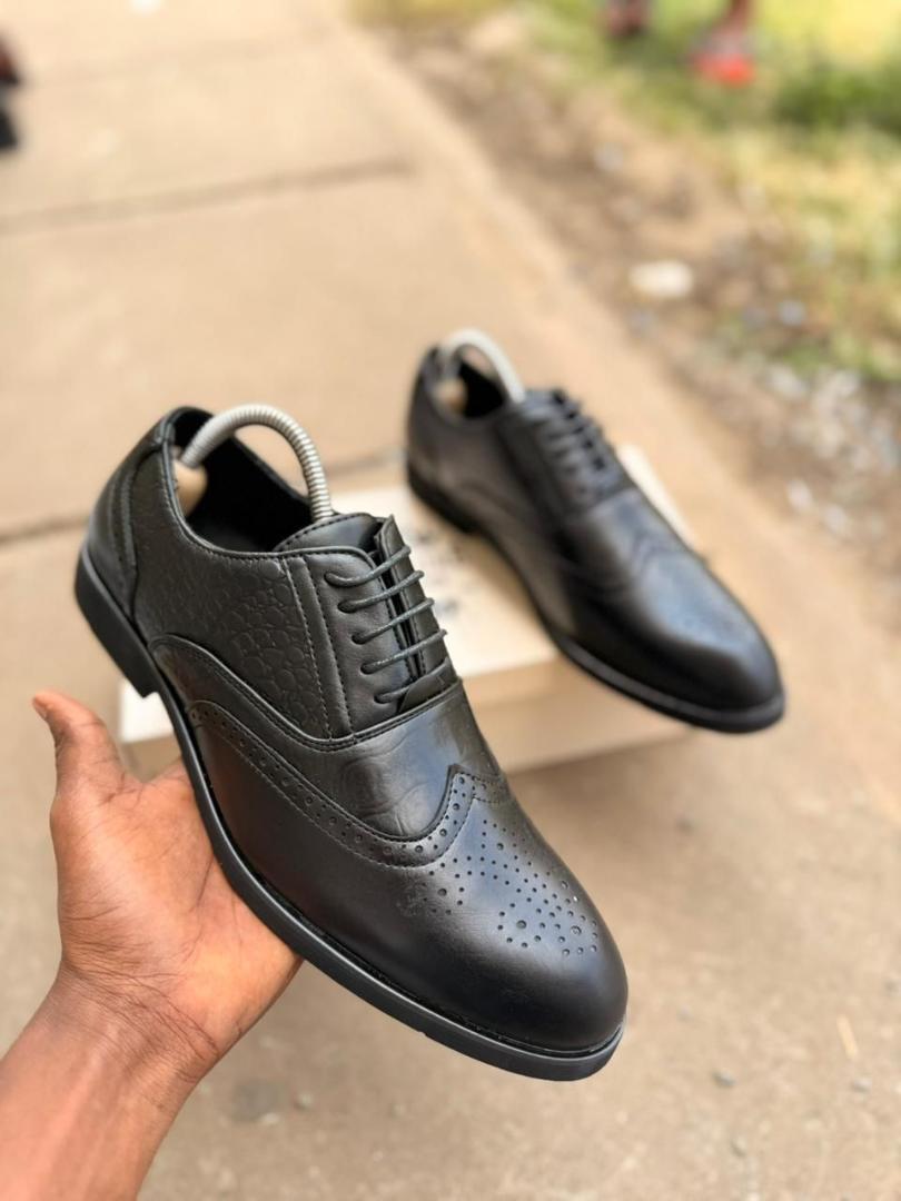 ORIGINAL BLACK MENS OFFICIAL LEATHER ITALIAN OFFICE AND CASUAL OXFORDS SHOES, VERY CLASSY AND FASHIONABLE, OFFICIALS, CASUAL BOOTS.