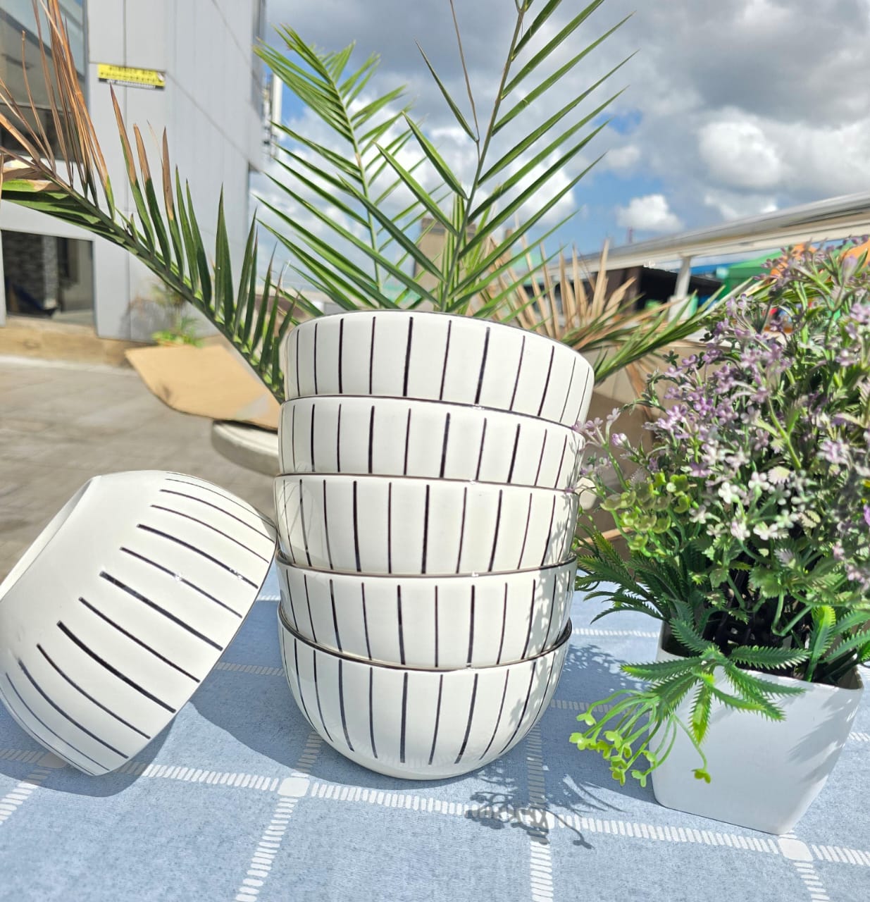 🕳🌱6pcs ceramic soup bowls.White color, stylish design.
Lightweight and easy to handle.
Multi-purpose use.
Scratch-resistant and durable Glaze.
Bowls stack compactly, space saving.
Great gift choice