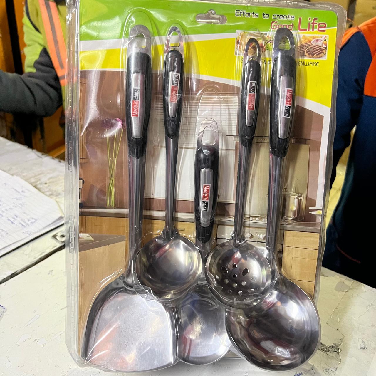 [QUALITY ASSURED]5pcs kitchen Set Silver Serving Spoons Set=5pcsThe new SILVER kitchen spoons comes with an enhanced ceramic handles. They are of good quality made in Italy. They are made to serve and