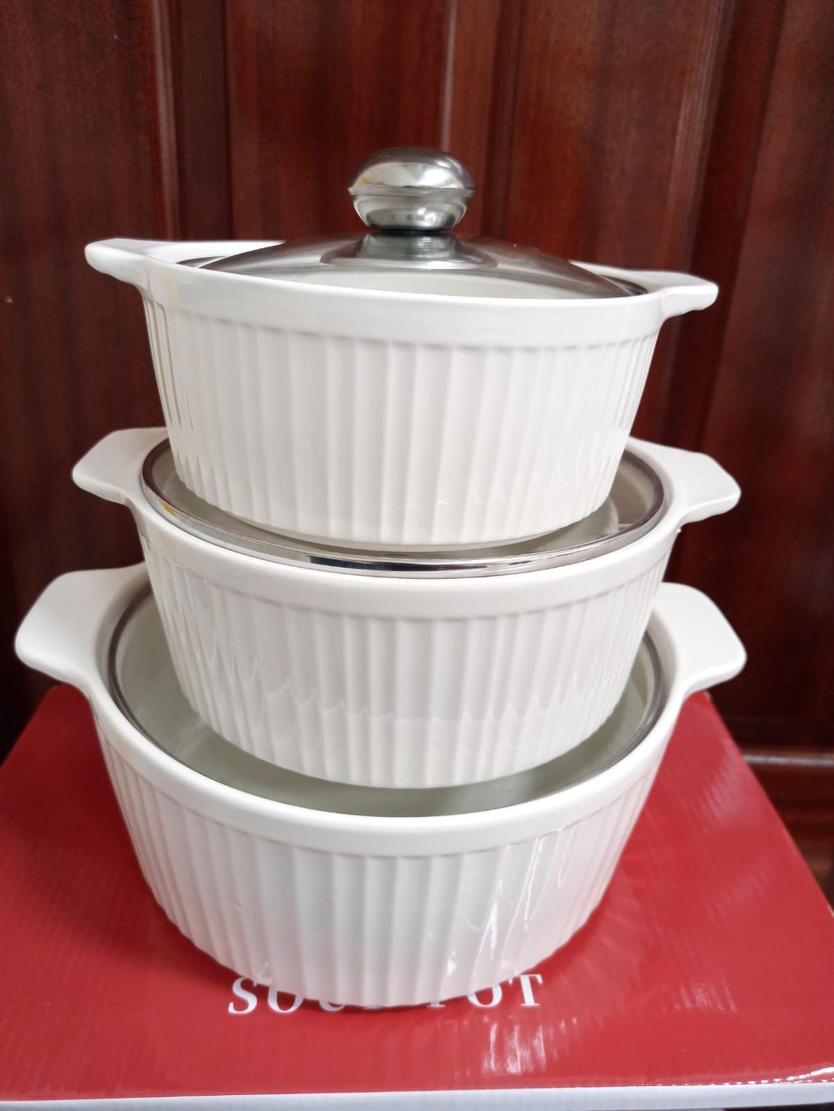 3 PCS Classy Ceramic Serving Bowls/casseroles.Three-piece ceramic serving dish set with glass covers (3 liters, 2 liters, and 1.5 liters)
Versatile use for prep, salad, pasta, soup, and more
Lid ensu