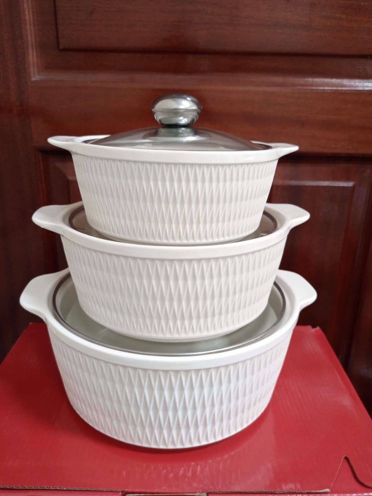 3 PCS Classy Ceramic Serving Bowls/casseroles.Three-piece ceramic serving dish set with glass covers (3 liters, 2 liters, and 1.5 liters)
Versatile use for prep, salad, pasta, soup, and more
Lid ensu