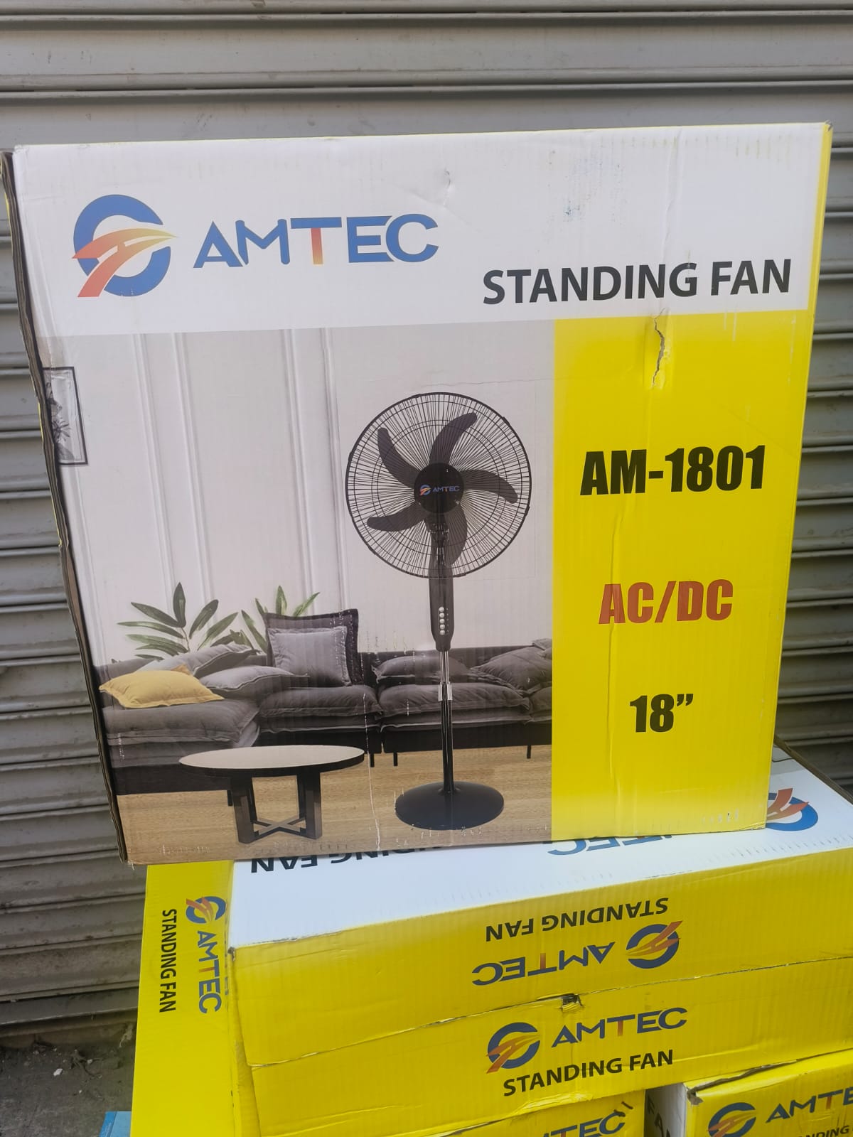 😇👏JUS TOR YOU👏Amtec 18 inches AC/DC standing fan.Model: AM-1801
Power Input: 12V DC / 240V AC
Blade Size: 18 inches
Speed Settings: 3 (Low, Medium, High)
Oscillation: Yes
Height: Adjustable