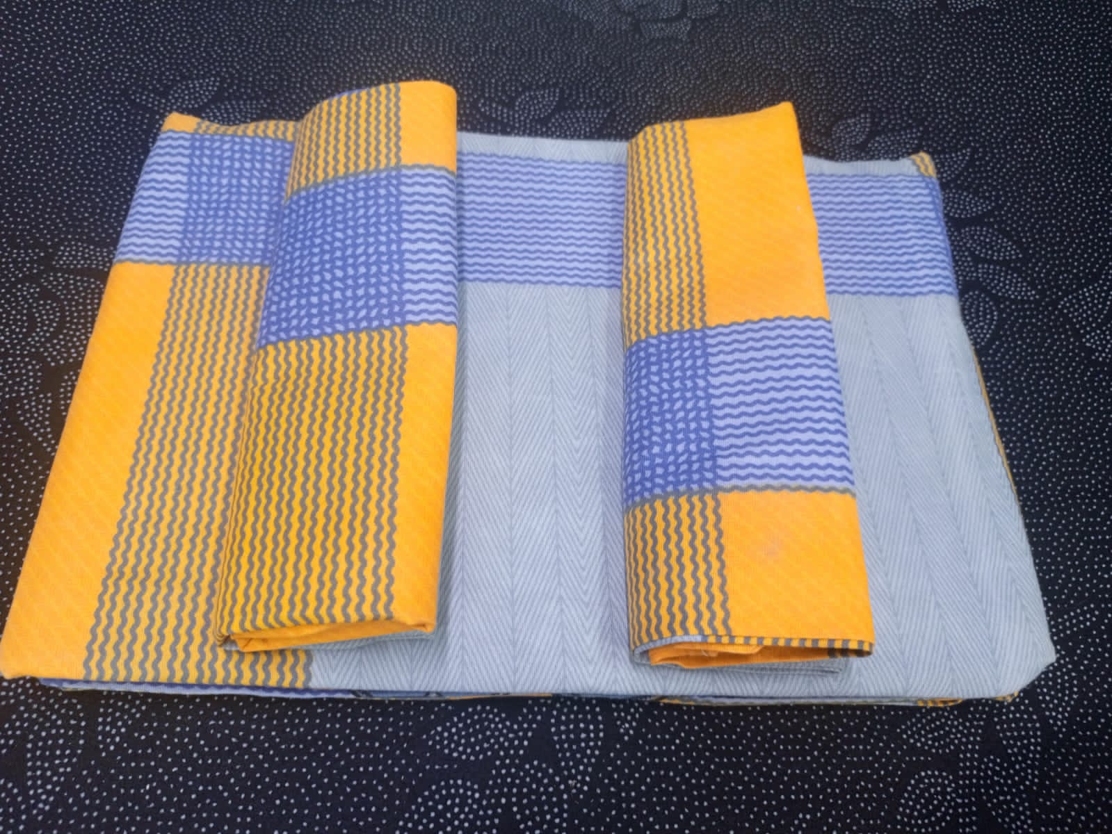 🍌🫒Comfy 4 Pc Bedsheets 5 *6.2 pcs bedsheets 
✨2 pcs pillow cases

Multi color as per Picture
Fade resistant
Brightens your Bedroom