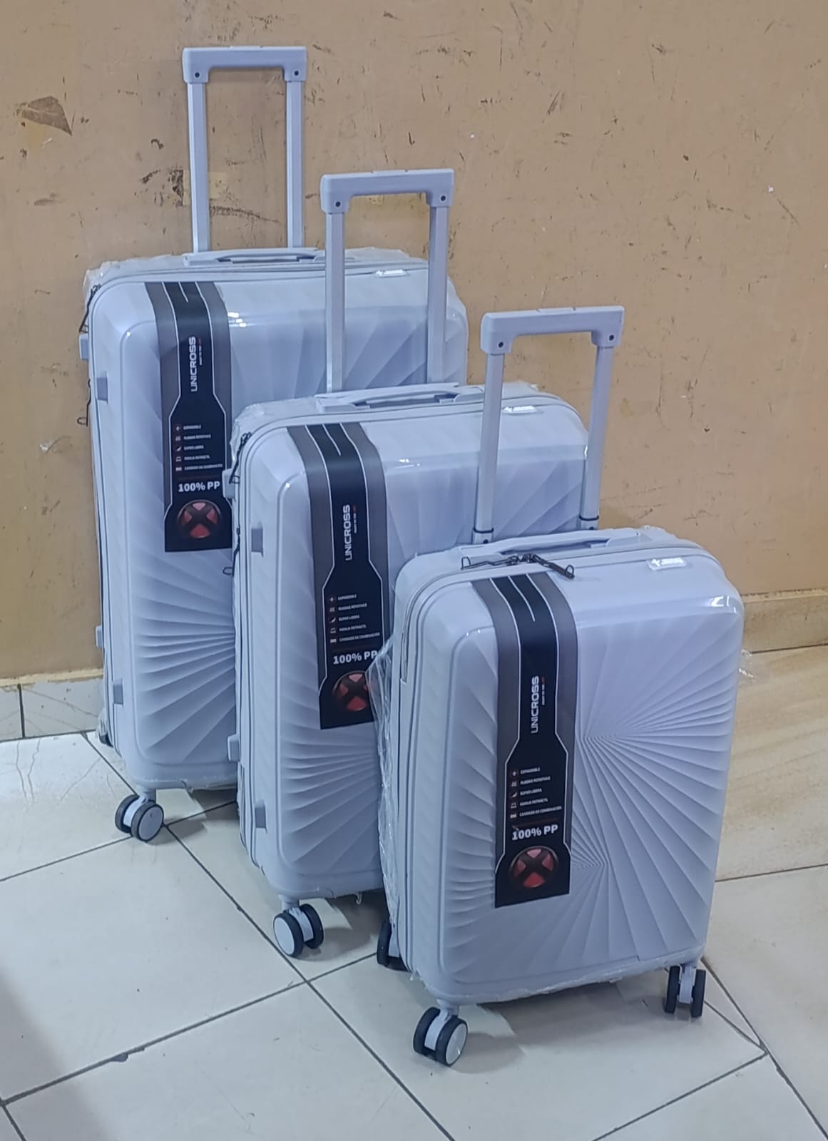 🕸 Unbreakable rubber suitcase  Pp 3-in-1 suitcase set

🕸Beautiful colours 
🕸Light weight 
🕸Scratch resistant 
💮360°wheel rotation 
🕸Double compartment  
🕸3 digits combination code 
🕸Easy to lo