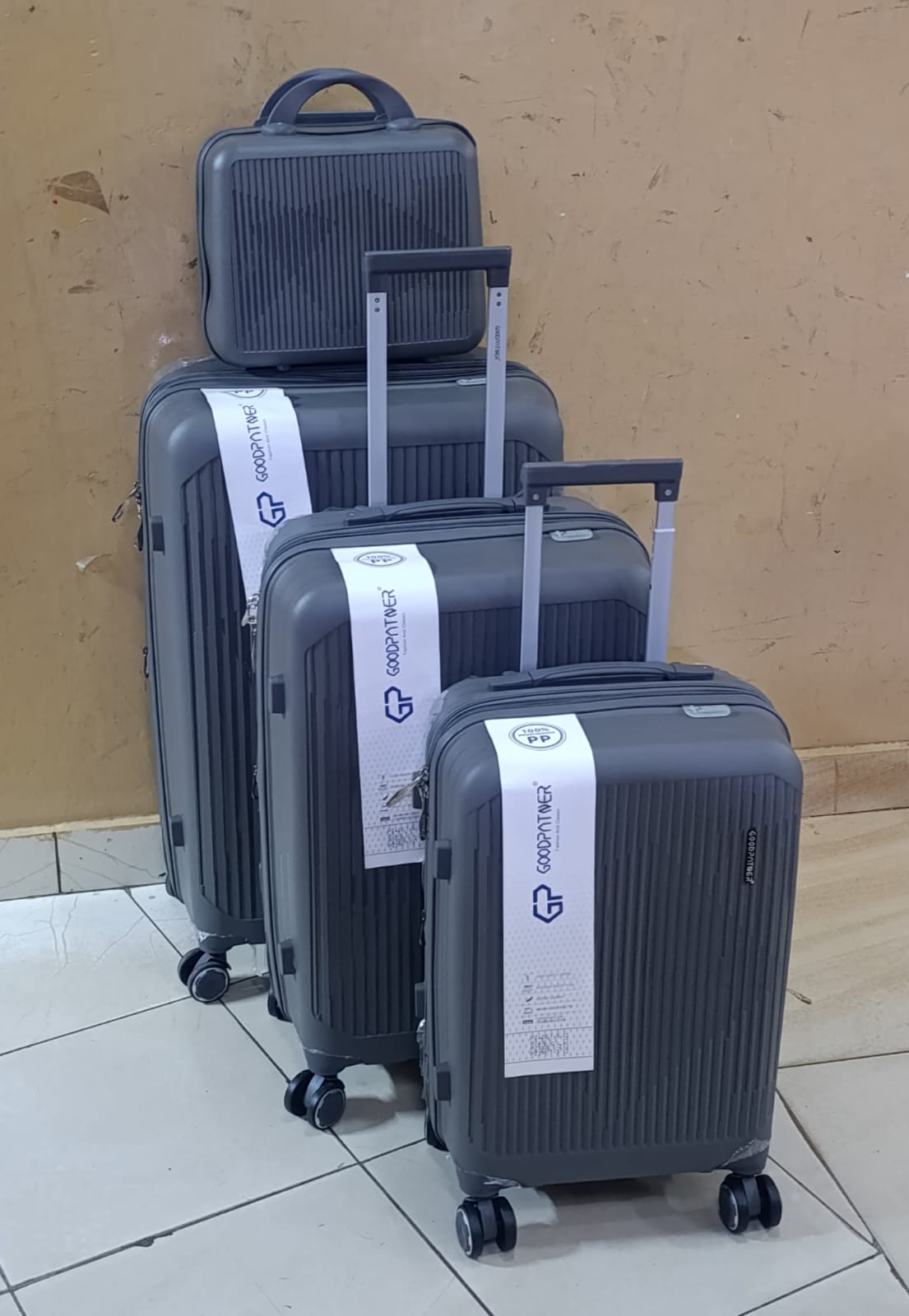 4 in 1 Luxurious unbreakable Suitcase

▪️Zipper closure frame.
▪️360 Easy-glide spinner wheels. 
▪️Telescopic handle system locks in multiple levels to adapt.
▪️Compression straps keep clothing neatly