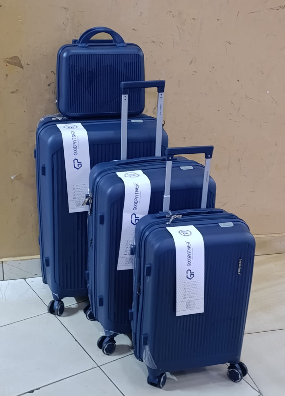 4 in 1 Luxurious unbreakable Suitcase

▪️Zipper closure frame.
▪️360 Easy-glide spinner wheels. 
▪️Telescopic handle system locks in multiple levels to adapt.
▪️Compression straps keep clothing neatly