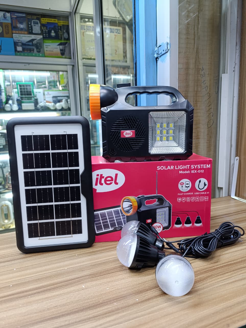 😶‍🌫️itel G12 Solar Lighting System with 3 LED lights, Radio, Bluetooth speaker and Mobile Charging🎇powerful main LED light unit, and LED bulbs for room lighting. It also features USB fast charging,