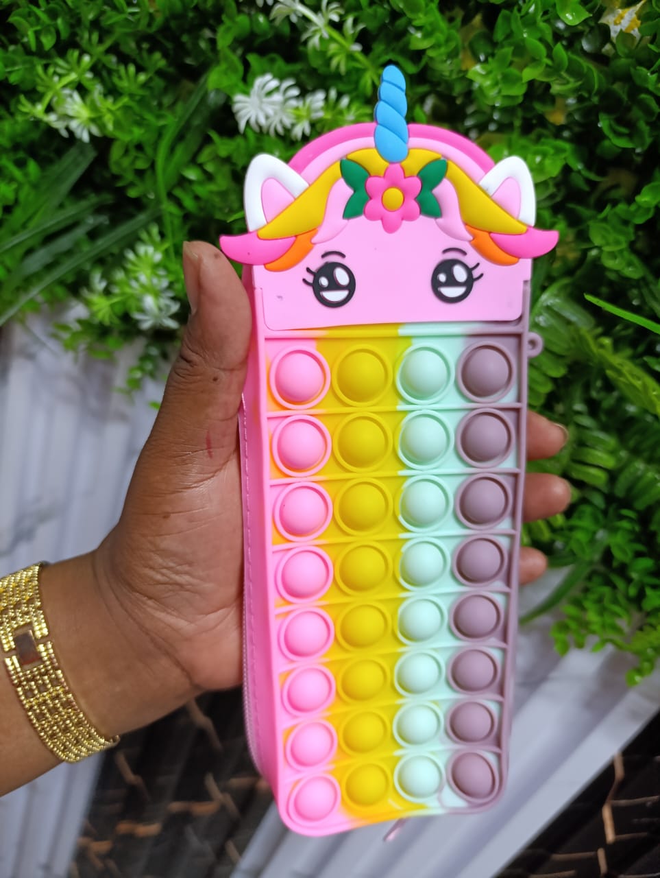 Kids pop it pouch -🔥🔥🔥Has a pencil rack
Easy to open and close 
Is magnetic
Not bulky
Easy to clean