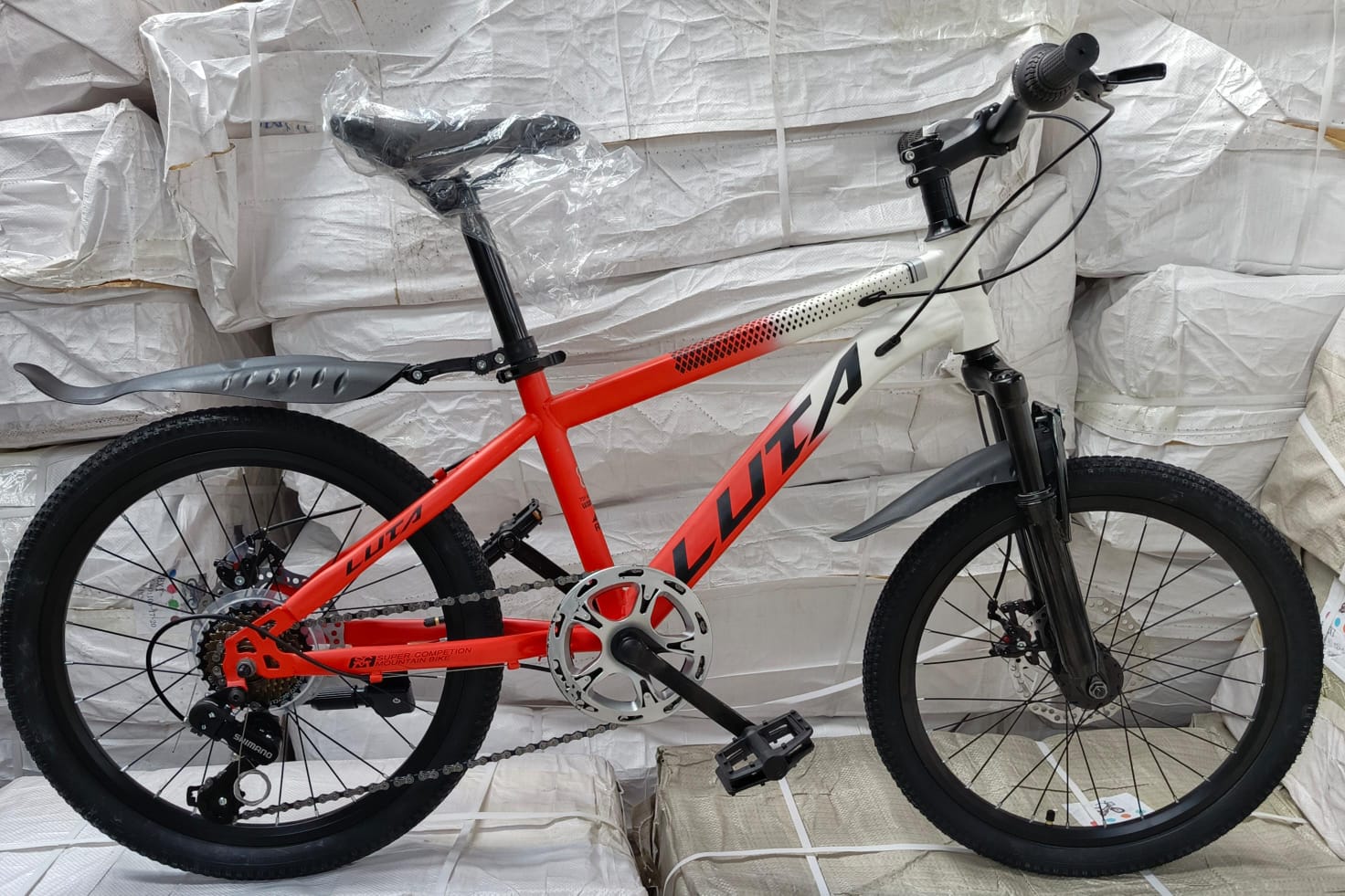 START EXPLORING THE TRAILS⛰️ MOUNTAIN bike size 20 This mountain bike is perfect for riders of all skill levels who want a reliable and capable bike for exploring the trails.
The large 26-inch wheels