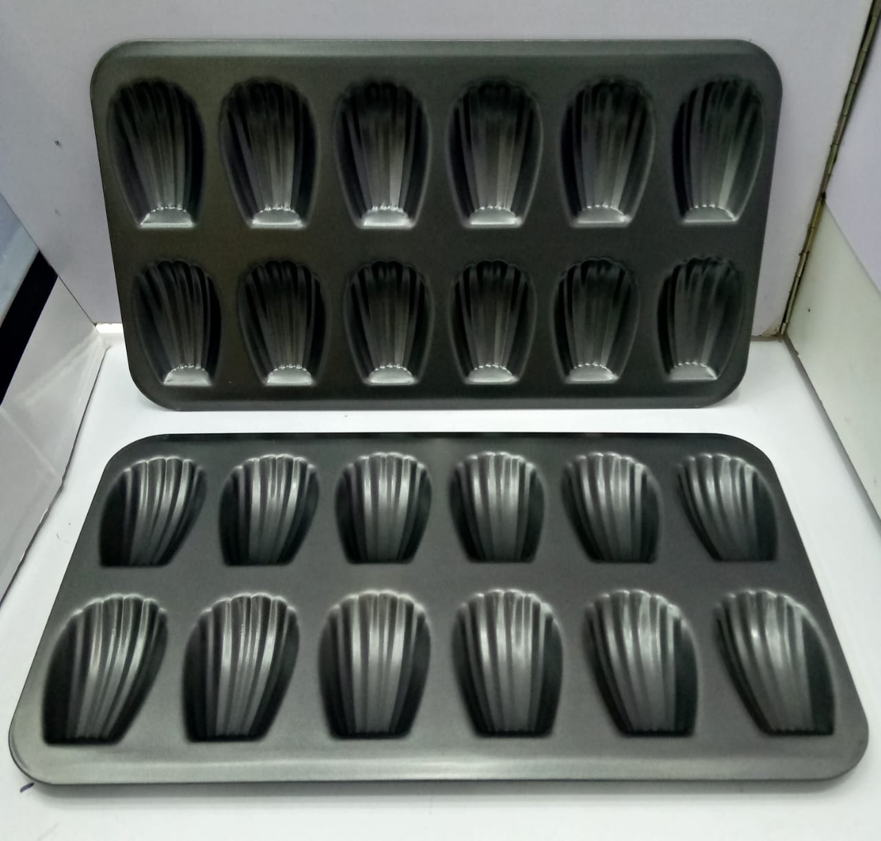 High Quality 12 slots Nonstick Cookie madeleines baking tin Heavy Duty Seashell Shaped Baking Cake Mold. (Black), Alloy Steel
video has a nice demo                                                    .